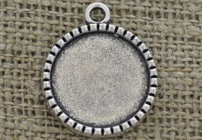 30173 Ozdobna baza medalionu w kolorze srebrnym na kaboszon 18mm
