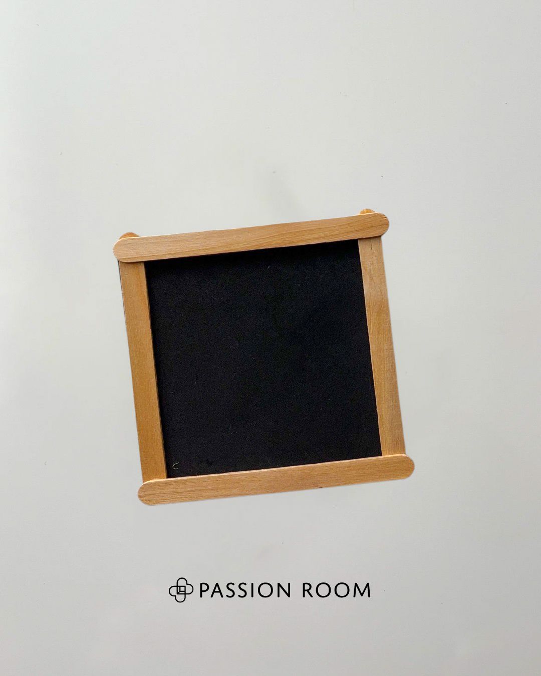 Ramka z patyczków podklejona pianką w kolorze czarnym