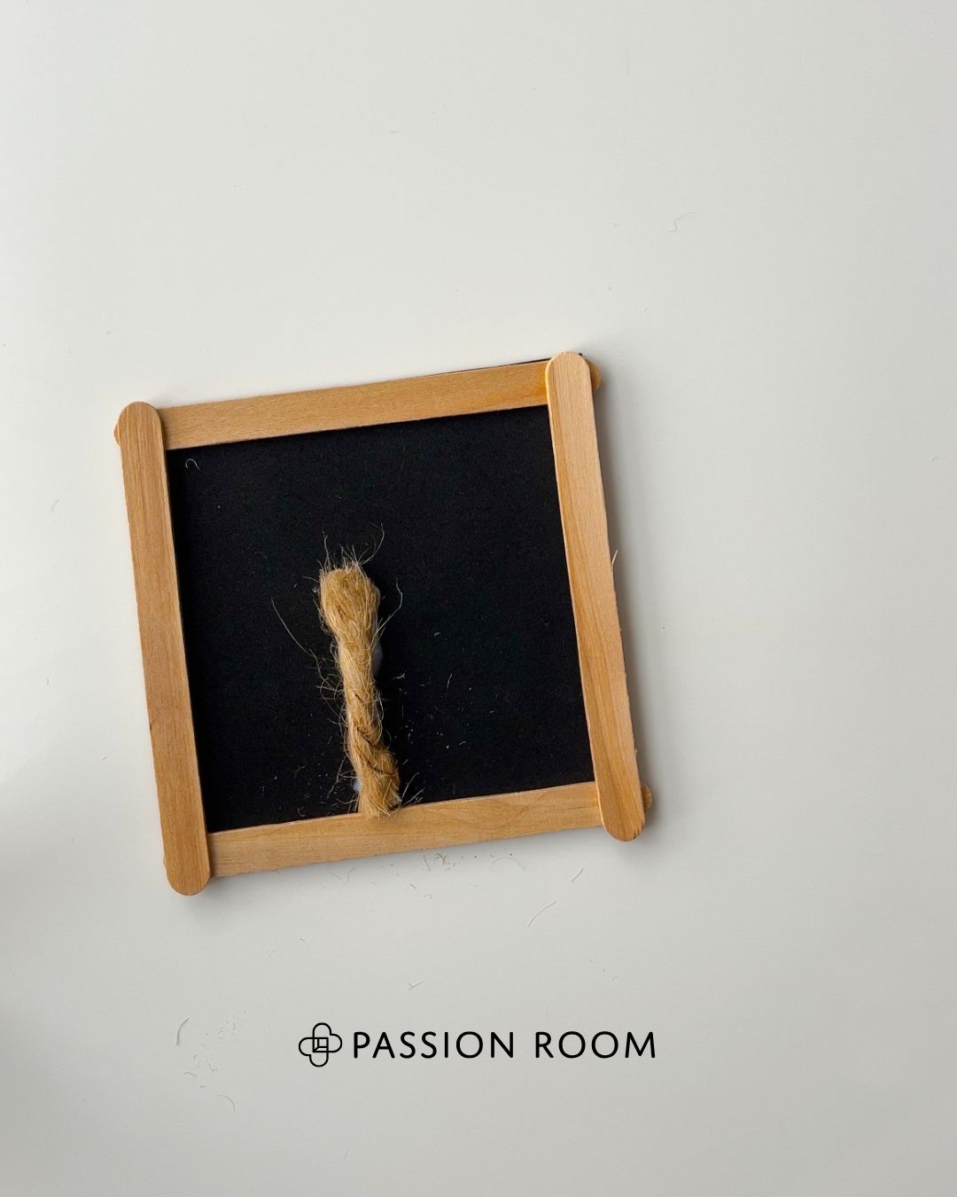 Przyklejony do tła gruby sznurek jutowy imitujący pień drzewa