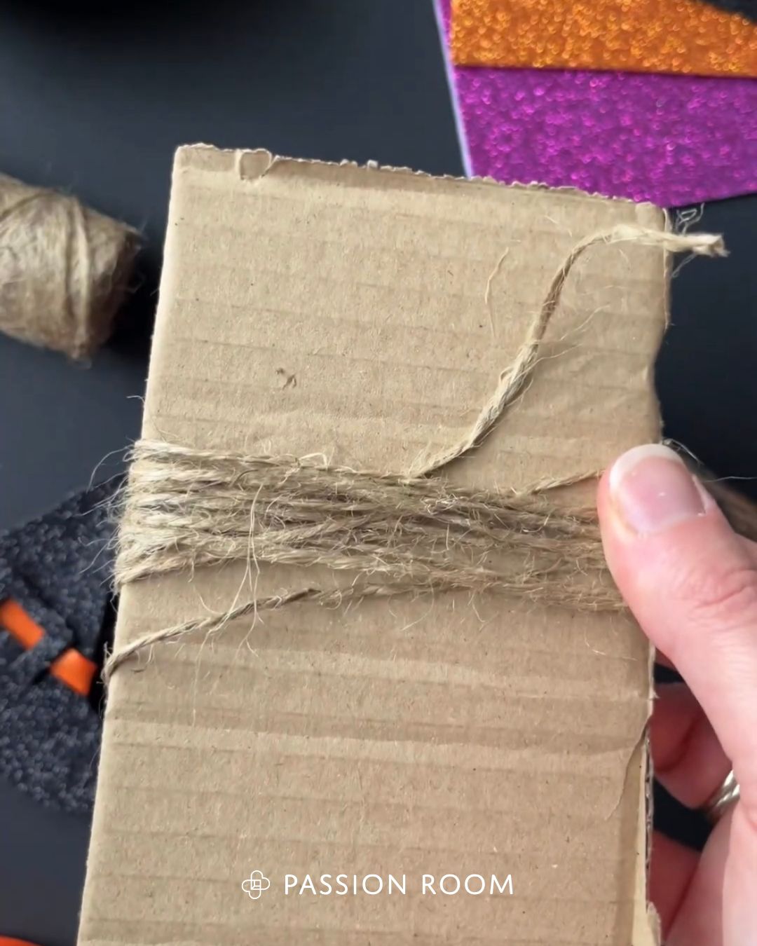 sznurek nawinięty na tekturkę 