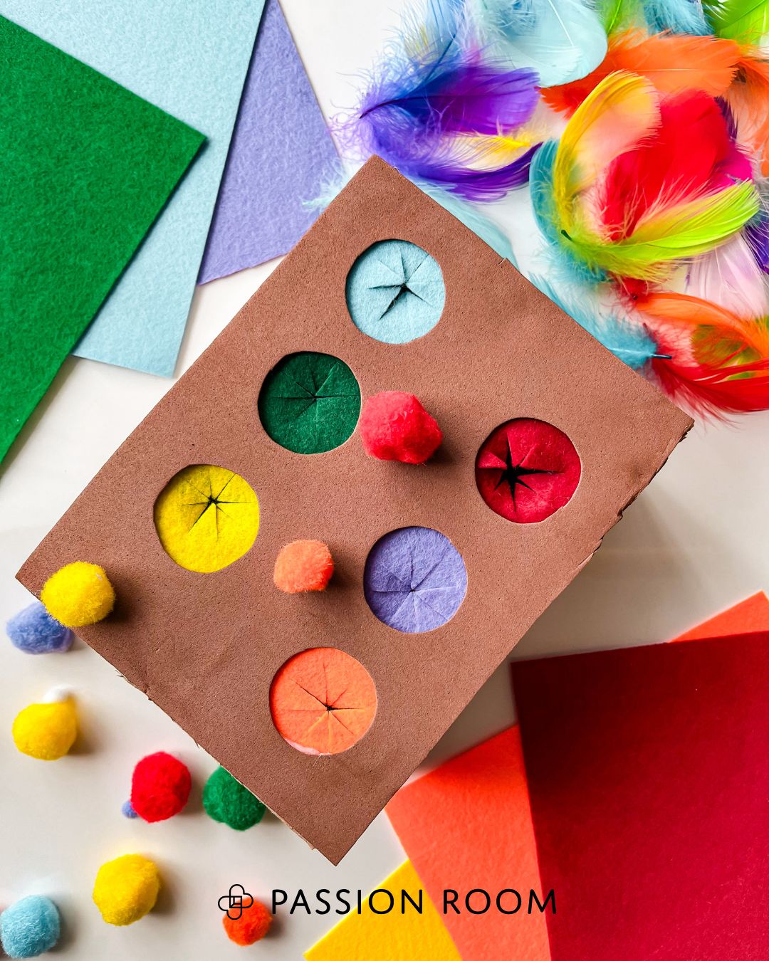 Sorter z kolorowymi otworami do wrzucania pomponów, piórek lub innych drobiazgów