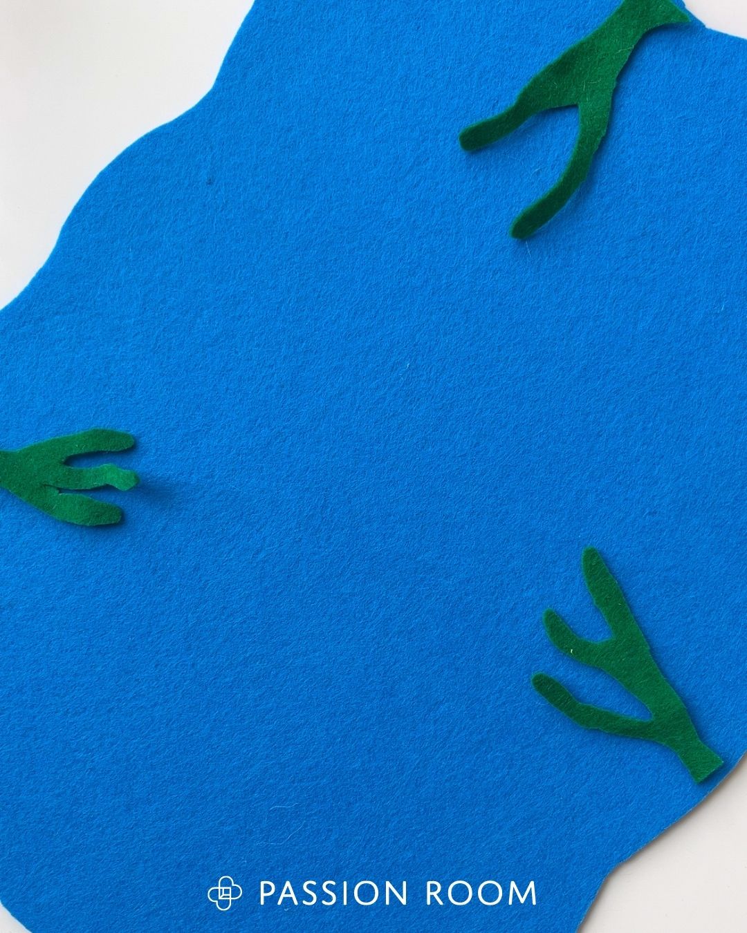 plansza z filcu w kształcie jeziora z wyciętymi z filcu glonami