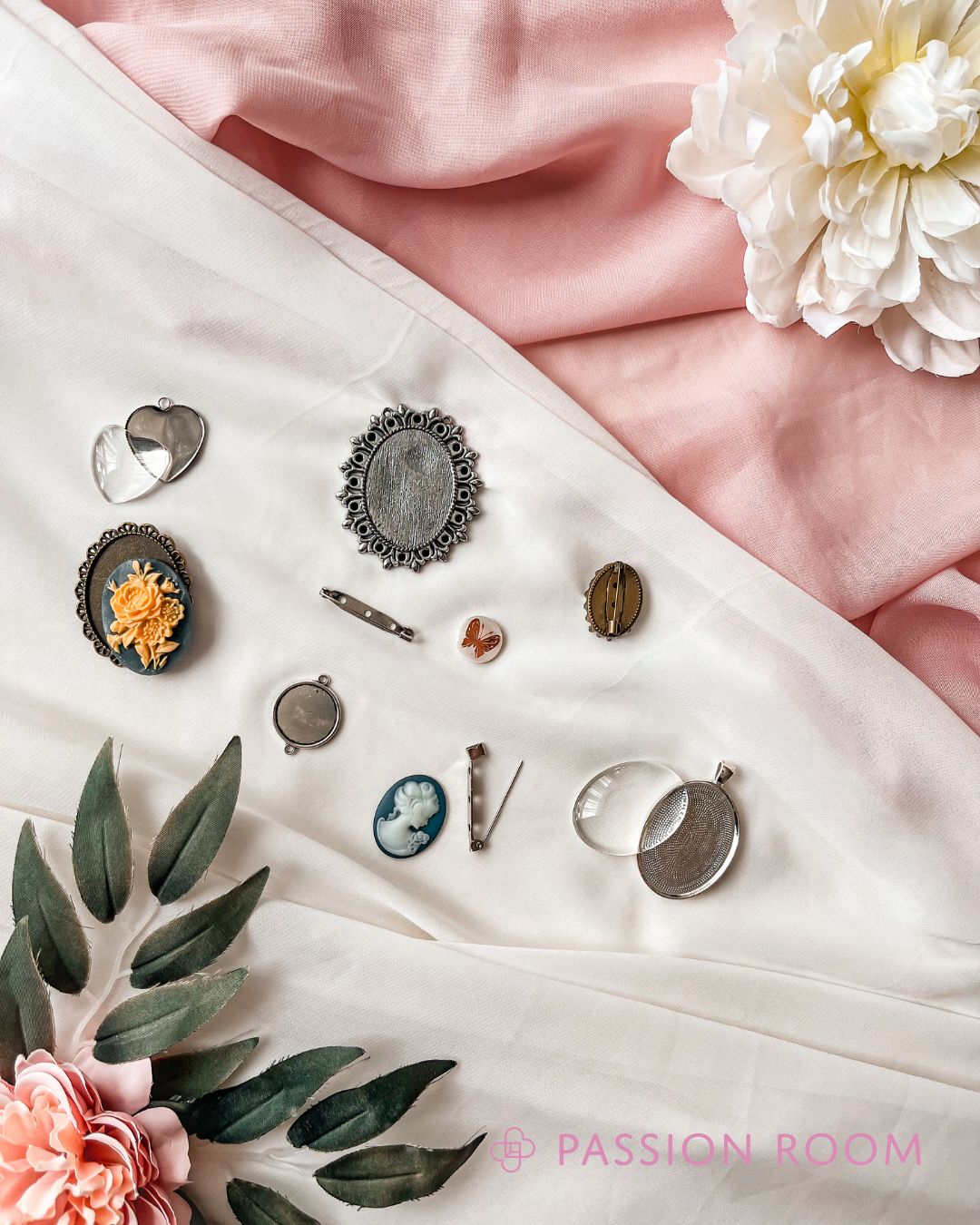 bazy zawieszek i broszek w kolorach srebra i brązu