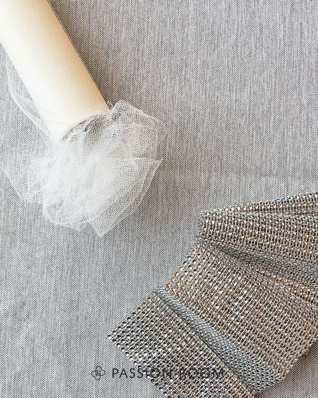 śmietankowy tiul i srebrna taśma z cyrkoniami