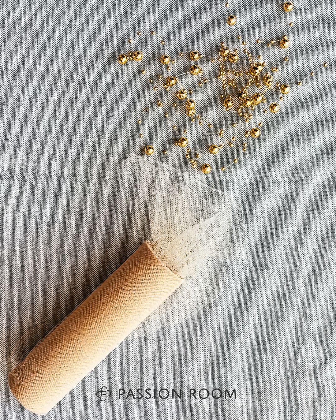 beżowy tiul i złota girlanda z perełek