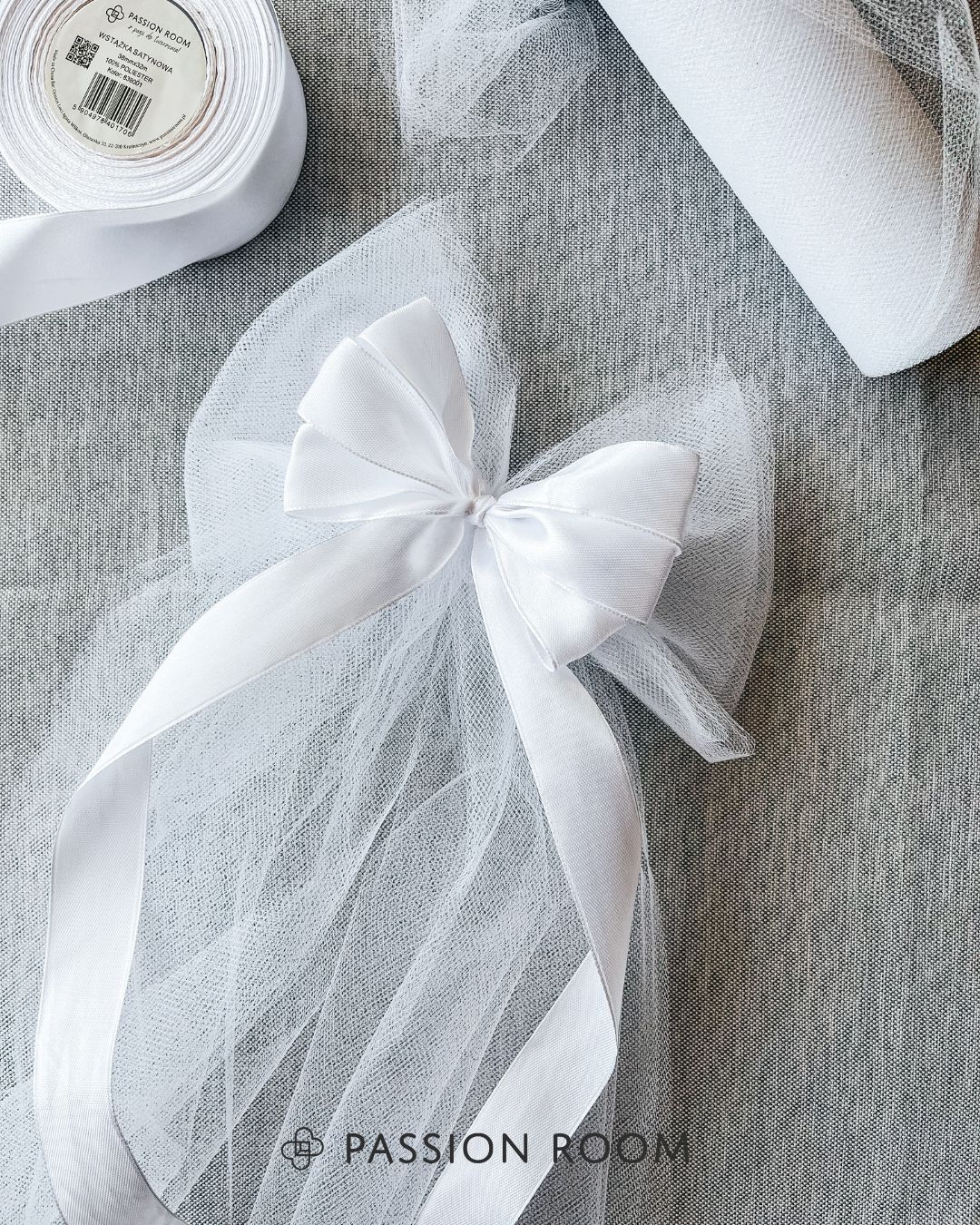 kokarda z białego tiulu i białej wstążki satynowej