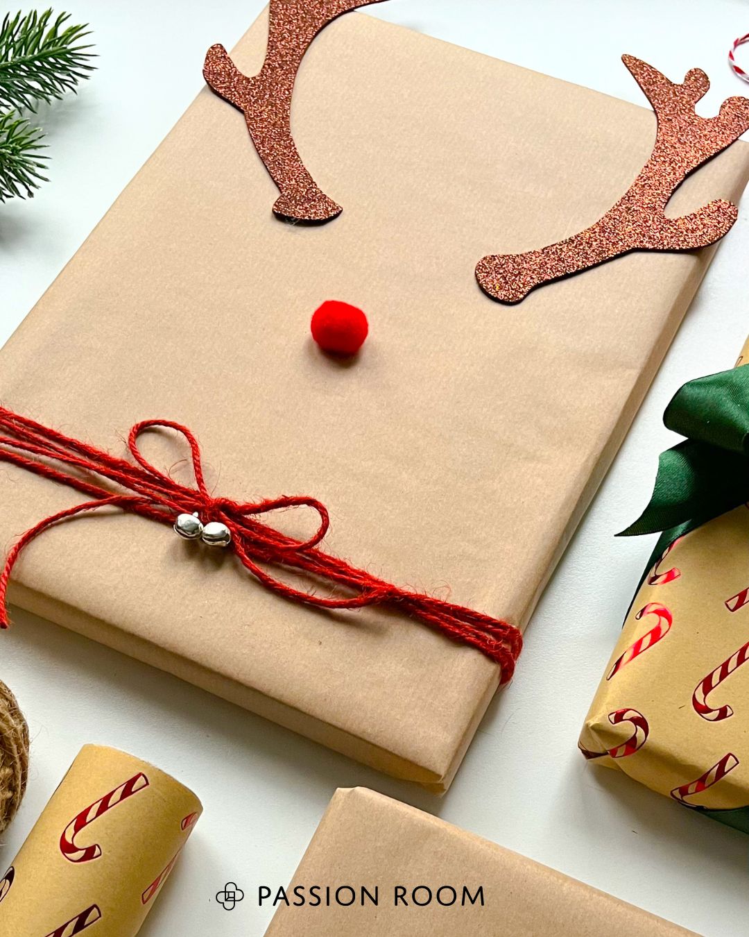 Prezent renifer - z doklejonymi rogami z pianki kreatywnej, pomponem na wzór nosa i zawieszką dzwoneczkiem na sznurku 