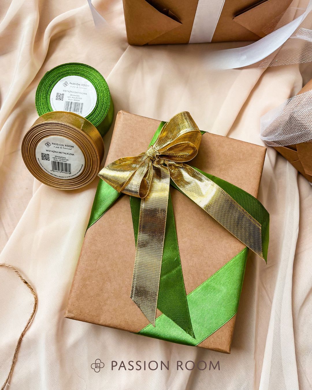 Prezent przewiązany dwoma rodzajami wstążki satynową i metaliczną