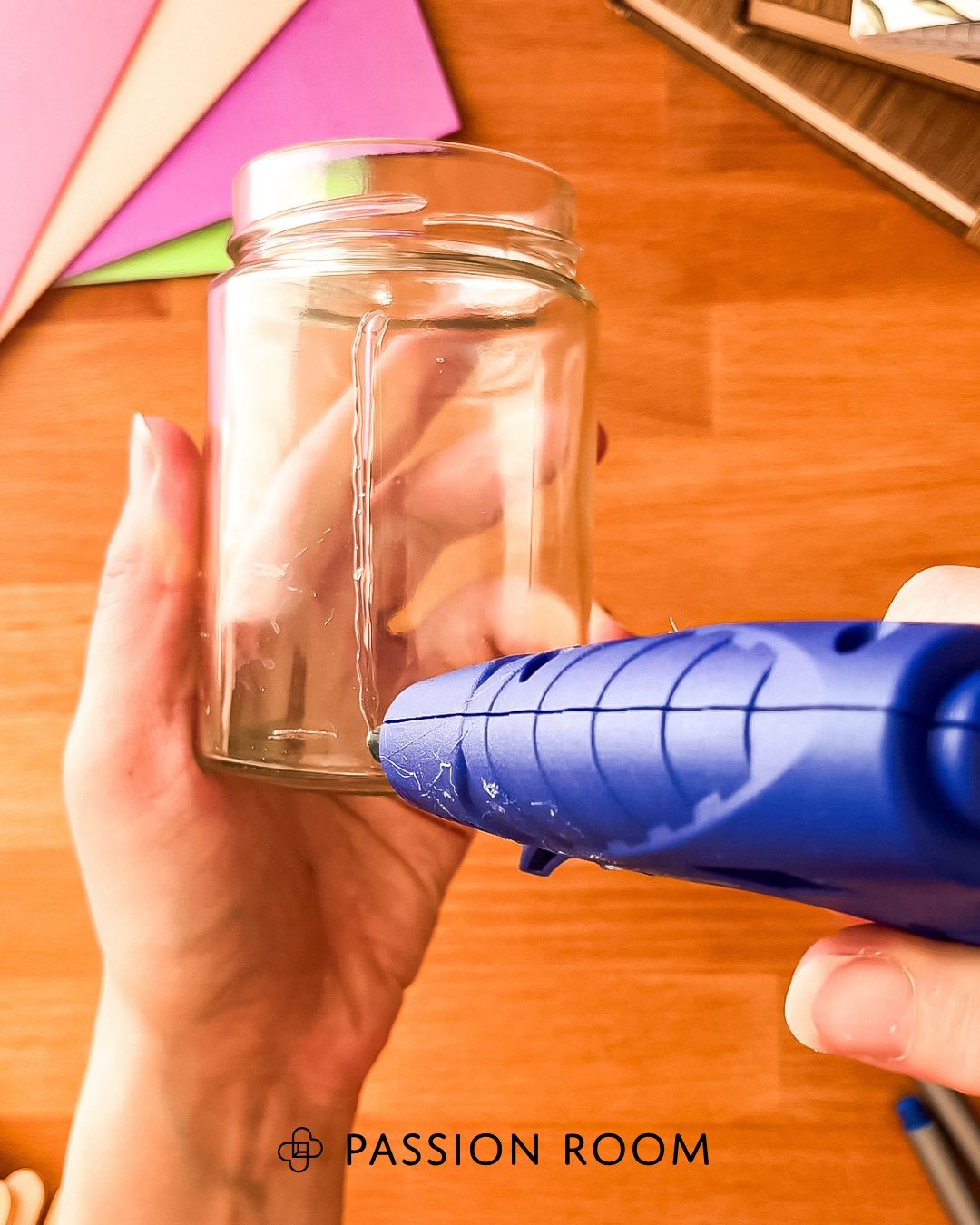 Nanoszenie kleju na oczyszczony słoik