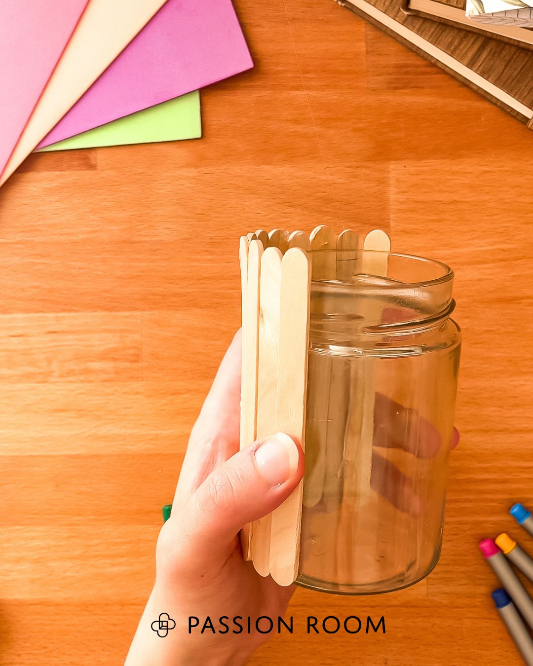 Słoik do połowy obklejony patyczkami