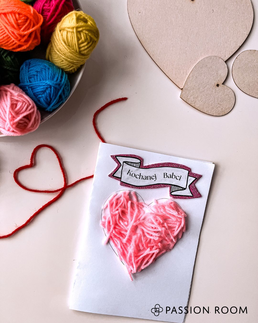 Laurka z serduszkiem z włóczki