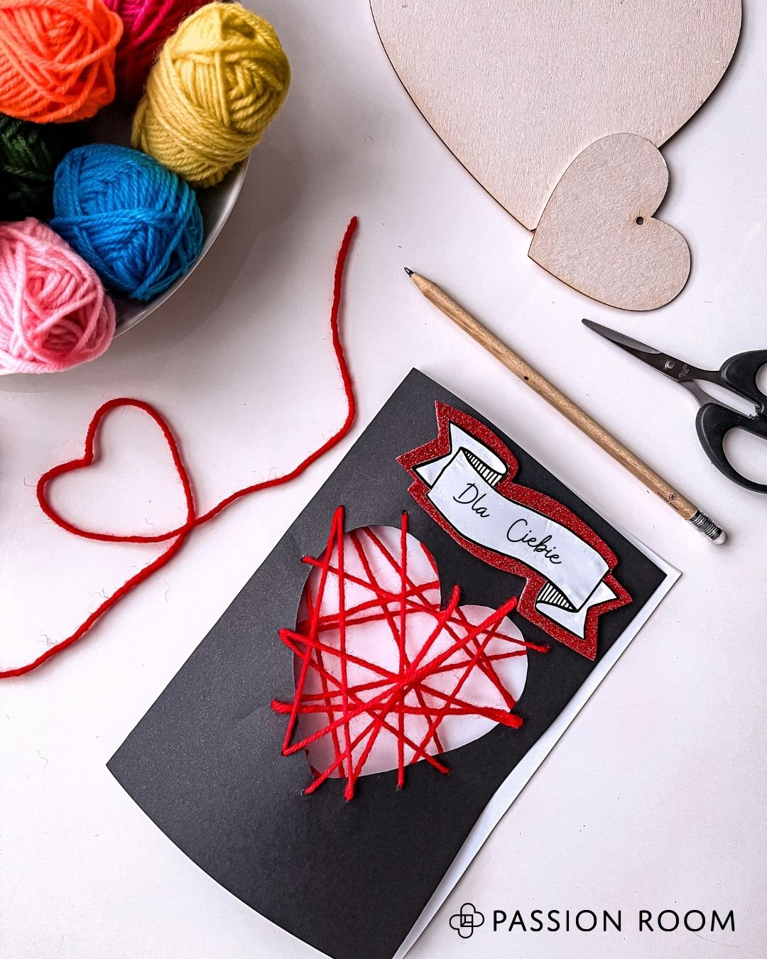 Laurka z wyciętym na środku sercem przewleczonym włóczką